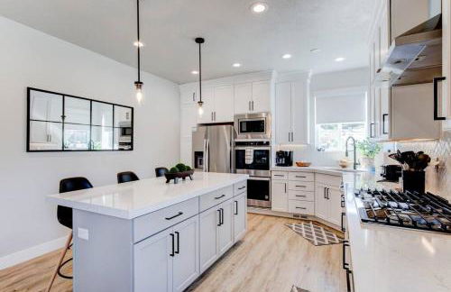 Midway to Heaven! BRAND NEW 5 bed 4.5 bath, HOTTUB - Photo 32