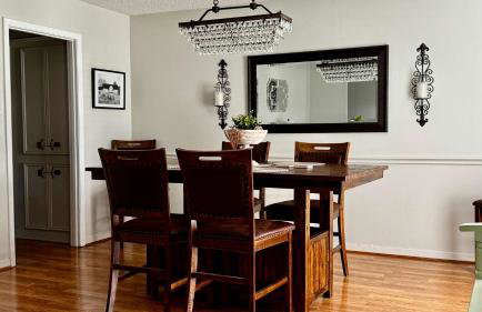 Stylish 4BR Retreat in Cypress - King Bed -Fireplace -Outdoor Patio - TVs in 4 Rooms - Foto 19