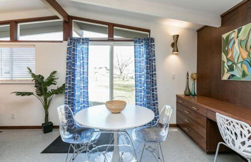Mid-Century Style And Class In Quiet NE Location - Foto 10