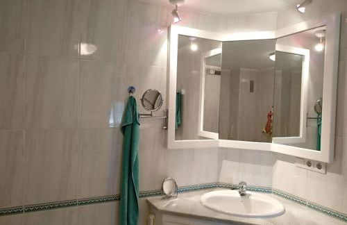 Estupendo apartamento en primera línea de playa y con vistas al mar - Foto 28