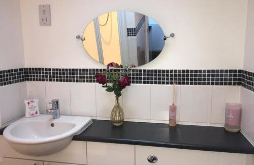 Ensuite room with micro, fridge, washer drier - Foto 13