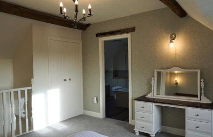 Barley Cottage - 5* Cyfie Farm with log burner and private covered hot tub - Foto 9