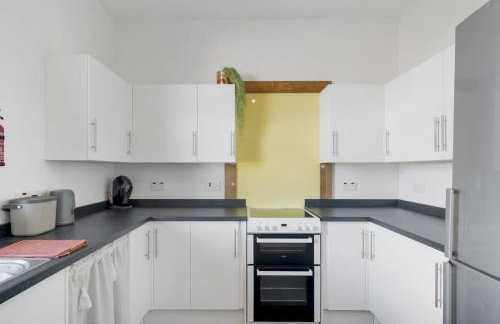 Bright Apartment w Parking & Distant Sea Views - Foto 7