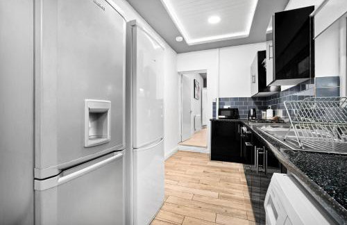 Stylish Five Bedroom House - Parking - Terrace - Fast Wi-Fi 974P - Foto 24