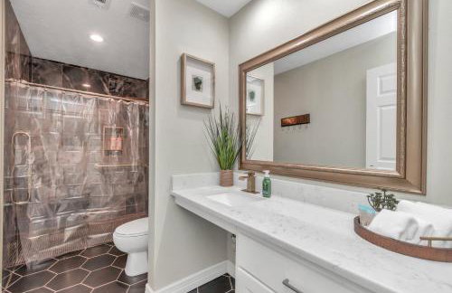 AccessibleGem 3BR Jacuzzi & Air Hockey Sleeps 13 Chinatown - Foto 50