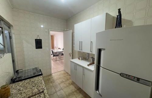 Apartamento enseada 500 metro da praia - Foto 2