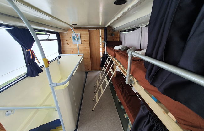 Double Decker Bus on an Alpaca Farm Sleeps 8 - Foto 4