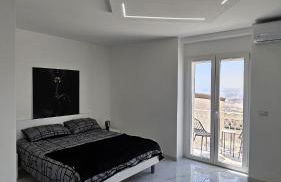 Modern Hillside Retreat with Panoramic Views - Foto 11