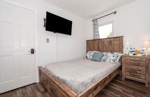 Firepit Games Grill Hot Tub Arcade & King Bed - Photo 9