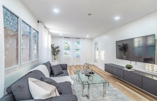 Designer Sun Filled Condo - Walk to Town - Foto 4