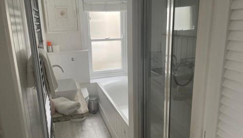 Elm Lodge charming with stunning coastal views! - Foto 3, Shower