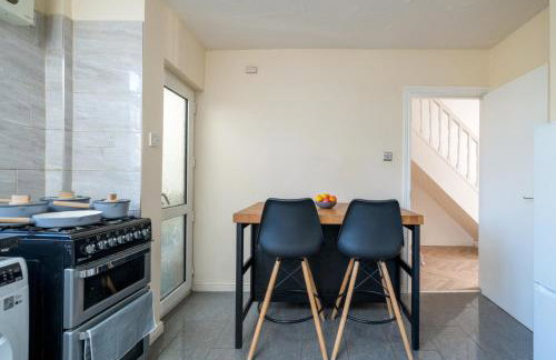 Stylish 3 Bed Home with Gardens Fast Transport Links - Foto 18