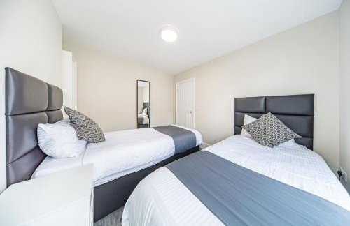 RYAN AIR I BNB - Huge 4 Bedroom House with Free Parking - Foto 33