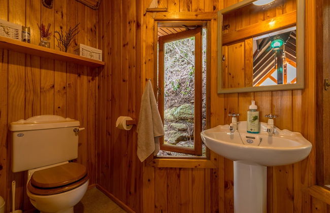 Ballots Bay Treehouse by HostAgents - Photo 19