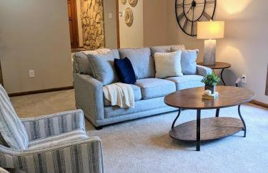 Walk to K-State, Sleeps 12, Pool Table, Hot Tub - Foto 50