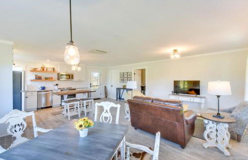 Modern Clarkesville Cottage with Decks and Patio! - Foto 4