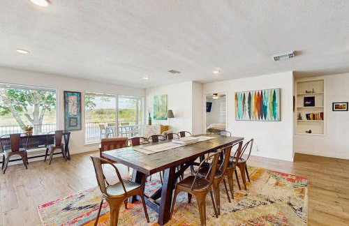 Waterfront Home with Kayaks, Game Room, Firepit, & Enormous Deck - Foto 10