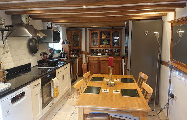 Charming 17th Century 2-bed Cottage in Medmenham - Foto 8