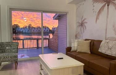 Sunset Serenity!!-Tropical Waterfront Oasis-Huge Private Patio-10Min to KingSt & Beaches - Foto 39