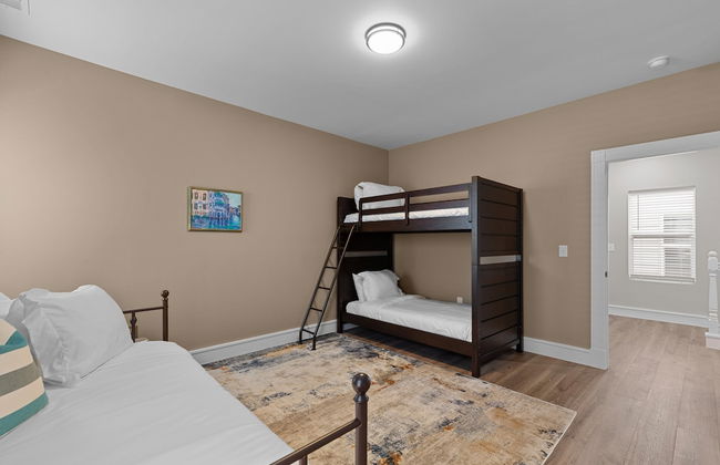 Bright Urban Comfort | JZ Vacation Rentals - Photo 11