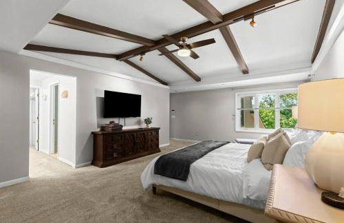 NEW! 4BR I Indoor Pool on the Bay in Boat Town USA - Foto 40