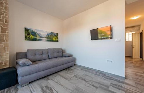 Beautiful Apartment In Prizna With Wifi - Photo 5