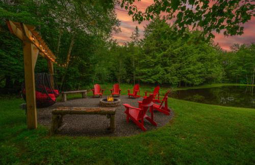 Lux estate! Hot tub, 8 acres, firepit, game room, private pond, EV, lots of privacy, 10 mins to town - Foto 77