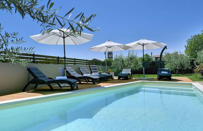 Superb Modern Villa With Pool, Large Fenced Yard Near the Beach - Foto 20