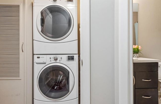 Modern DT Condo Balcony Parking Gym Hot Tub - Foto 9