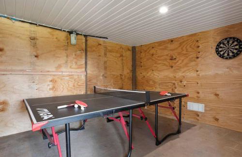 Waterfront Home Game Room Ping Pong Outdoor Bar Area - Foto 31