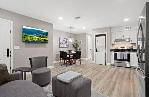 Stylishly Restored Townhome - Convenient access - Foto 24