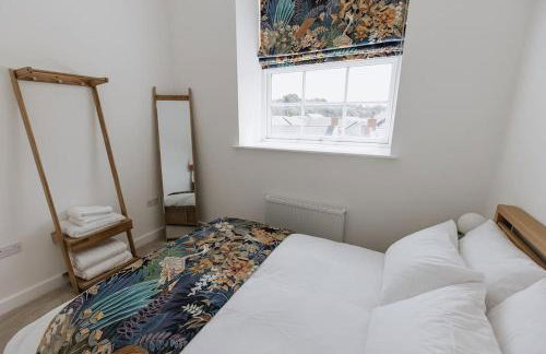 Grade II Mill Townhouse in Leeds with Free Parking which Sleeps 6 - Photo 32