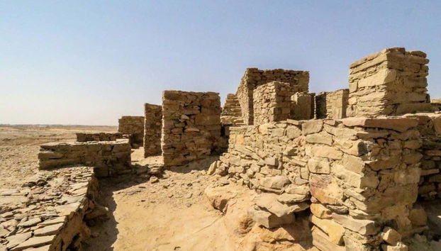 Contemplando las ruinas de Tayma