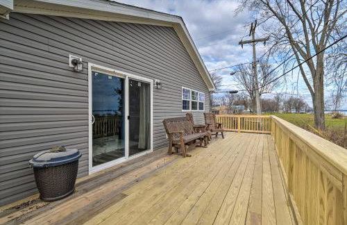 Lakefront Home with Deck, Fishing Dock and Canoe! - Foto 2