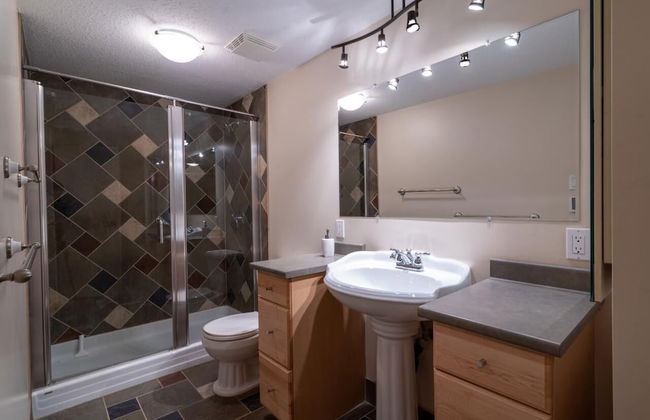 LUXURIOUS 5,500 sqft Home: 5 Br/5 Ba | PRIVATE Pool & Hot Tub | STEPS to Beach - Foto 30