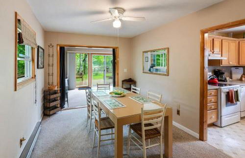 Lakefront with Lots of Light and Private Dock Access - Foto 10