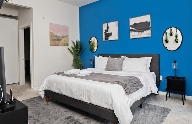 Spacious 2BD With Private Balcony and Free Parking - Foto 16