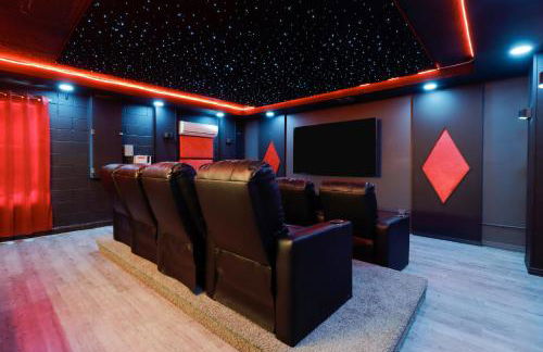 Ultimate Family Escape Near Disney - Sparkling Pool, Hot Tub & Epic Private Movie Room - Foto 8