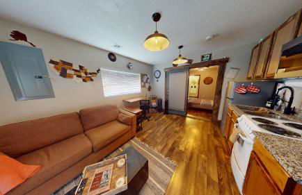 Train Themed Hobo Hideaway Near City Square - Foto 26