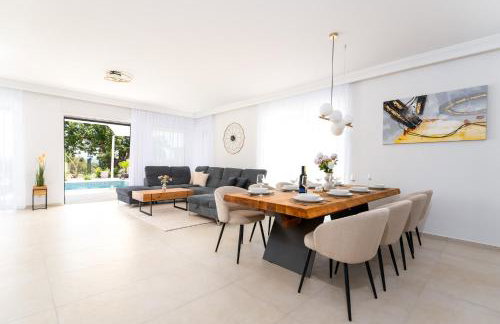 Villa Mirakul, new modern villa with swimming pool, close to the beach, children playroom, quiet area- by TRAVELER tourist agency Krk - ID 2680 - Foto 26