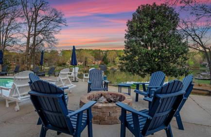 Sleeps 22, Lakefront w/ Private Dock & Pool, 2 Houses Lake Living by Avantstay - Foto 16