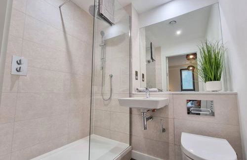 Stunning 4-bedroom Townhouse with Free Parking - Foto 22