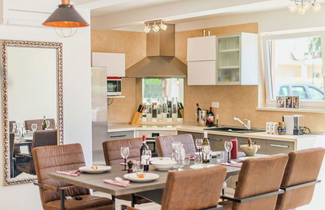 Modern Villa with Private Pool & Hot Tub near Center & Beach - Photo 4