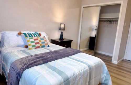 Chic Home with Expansive Backyard- duplex back unit - Foto 8