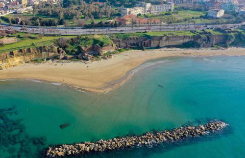 LIGEA APARTMENT - Bright Mediterranean Home with Bali-Inspired Touches - Central Anzio near Sea, Train and Bus Station - Foto 24