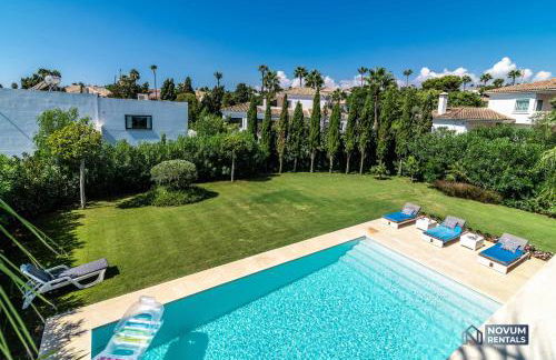 Remarkable 5-BDRM Villa - Heated POOL & GYM - Photo 38