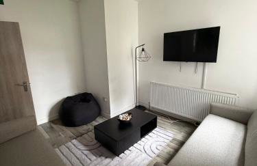 Large 6 Bed 6 Bathroom House - Ideal For Families, Large Groups, Contractors & Business Travellers - Photo 4