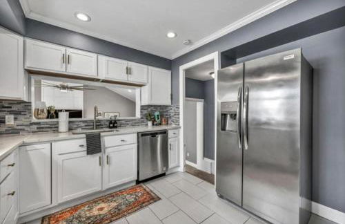 Swim and Relax In our Pool and Hot Tub and Recently Renovated - Foto 8