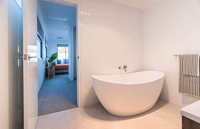 Beautiful 4BR Family Home With Patio and Parking! - Foto 19