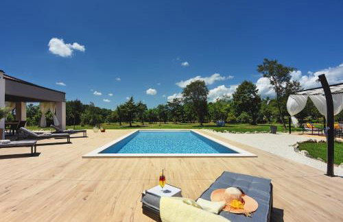 Villa Radola Residence only 3 km from beach for 6 people with private pool & large garden - Photo 2